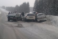 Выехал на встречку и разбил 3 машины - авария на трассе в Слободской