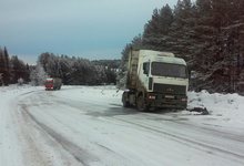Ночью на трассе Киров - Пермь едва не произошло массовое ДТП из-за наледи