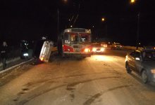 Женщина на Lancer протаранила троллейбус и едва не свалилась с путепровода