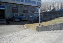 Троллейбус едва не врезался в Дом печати «Вятка»