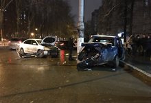 Девушка выпала из машины - версия ГИБДД аварии на Октябрьском проспекте
