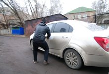 Сотрудники автосервиса приехали воровать колёса на угнанной машине