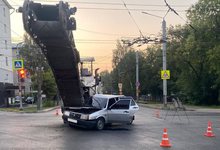 В Кирове водитель "девятки" врезался в дорожную фрезу: есть пострадавший