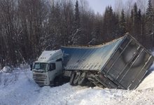 На трассе в страшные морозы: что произошло с водителем вылетевшей в кювет фуры?