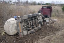 На трассе Киров - Советск опрокинулась автоцистерна