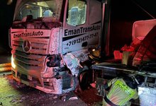 Сотрудникам МЧС пришлось воспользоваться бензорезом после массового ДТП с грузовиками в Котельниче