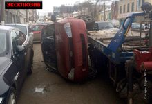 В Кирове владелец эвакуатора избил водителя, который уронил «Калину» на «Ягуар»