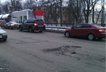 На дороге рядом с кинотеатром «Октябрь» образовалась большая яма