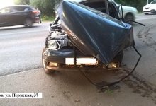 В Кирове автомобиль вылетел в кювет и врезался в дерево