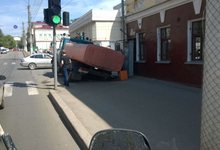 У кинотеатра «Смена» грузовик провалился под асфальт на тротуаре