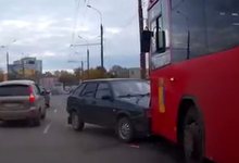 На Воровского лоб в лоб столкнулись «девятка» и автобус