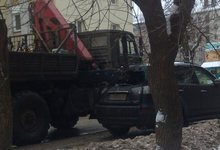 На Хлыновской грузовик «уценил» два автомобиля 