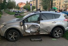В Кирове иномарка столкнулась с мотоциклом и врезалась в здание
