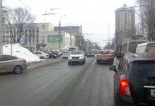 Троллейбус перегородил улицу Воровского на перекрестке с Карла Маркса