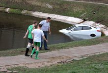 «Киа Рио» «открыла» купальный сезон в пруду у ДК Железнодорожников