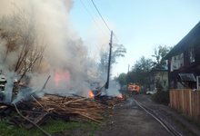 При пожаре на Украинской загорелись грузовик и иномарка