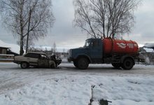 В поселке Ленинское КО-520Д врезался в «девяносто девятую»