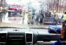 У троллейбусного парка горит трактор