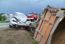 В Демьяново груженый «Урал» столкнулся с «десяткой» и опрокинулся