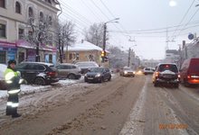 На Воровского автоледи на «БМВ» протаранила «Рено»: пострадала женщина