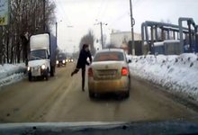 В Кирове буйный таксист «подрезал» водителя, разбил его телефон и скрылся