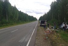 Из-за пробитого колеса машина оказалась в кювете