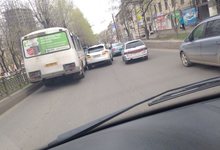 На Октябрьском проспекте столкнулись 2 иномарки и «пазик»