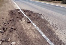 В Сунском районе дорожную разметку рисуют прямо по ямам