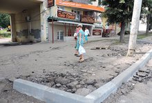 Ремонт на Чапаева: дорожники перегородили бордюрами въезд во двор