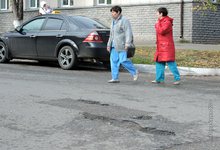 Ямочный ремонт кировских дорог: «заплаток» хватает на сезон