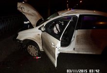 На мосту улицы Воровского «Фольксваген» врезался в бордюр
