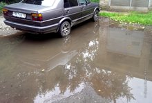 В дождь парковка на Шинников превращается в грязевые ванны