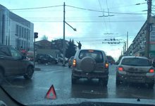 На Октябрьском проспекте столкнулись «Нива» и «девятка»