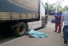 На Луганской дальнобойщика раздавила его собственная фура