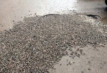 Полутораметровую яму на Блюхера — Свободы засыпали щебнем