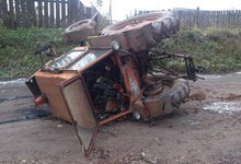 В Слободском на высокой скорости перевернулся трактор