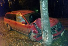 В Кирово-Чепецке «Фольцваген» въехал в дерево