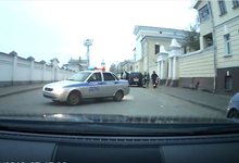 На Казанской у сотрудника ДПС укатилась служебная машина