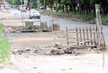 Разрытые участки на Кольцова опасны для водителей: крошится асфальт