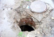 Дорога у Нового моста обвалилась из-за заброшенного люка