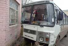 «ПАЗик» протаранил автомобиль, а затем и административное здание