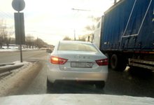 На улице Производственной в Кирове заметили «Ладу Весту»