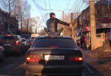 Молодой человек прокатился по Кирову на крыше иномарки