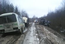 На дороге Опарино-Подосиновец застрял автобус и перевернулся трактор 