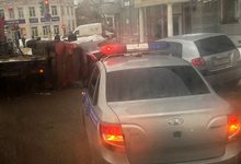 На Ленина «Лада Калина» упала на «Ягуар»