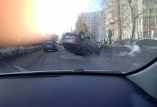 На Пугачева иномарка наехала на сугроб и перевернулась
