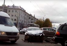 На Октябрьском проспекте столкнулись ВАЗ и иномарка