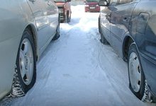 Нехватка парковок в Чистых Прудах: машины царапают и протыкают шины