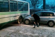 На улице Украинской «ПАЗик» перекрыл въезд в Чистые Пруды