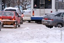 Утренние пробки: обилие снега ухудшило ситуацию на дорогах Кирова